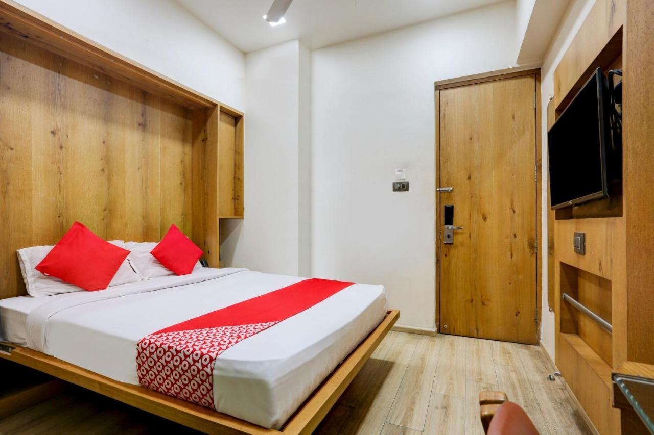 Oyo 81549 Hotel Elegance Nx Bombaj Exteriér fotografie