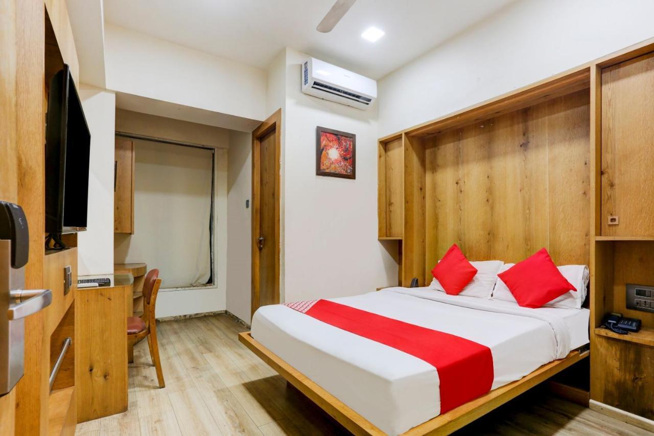 Oyo 81549 Hotel Elegance Nx Bombaj Exteriér fotografie